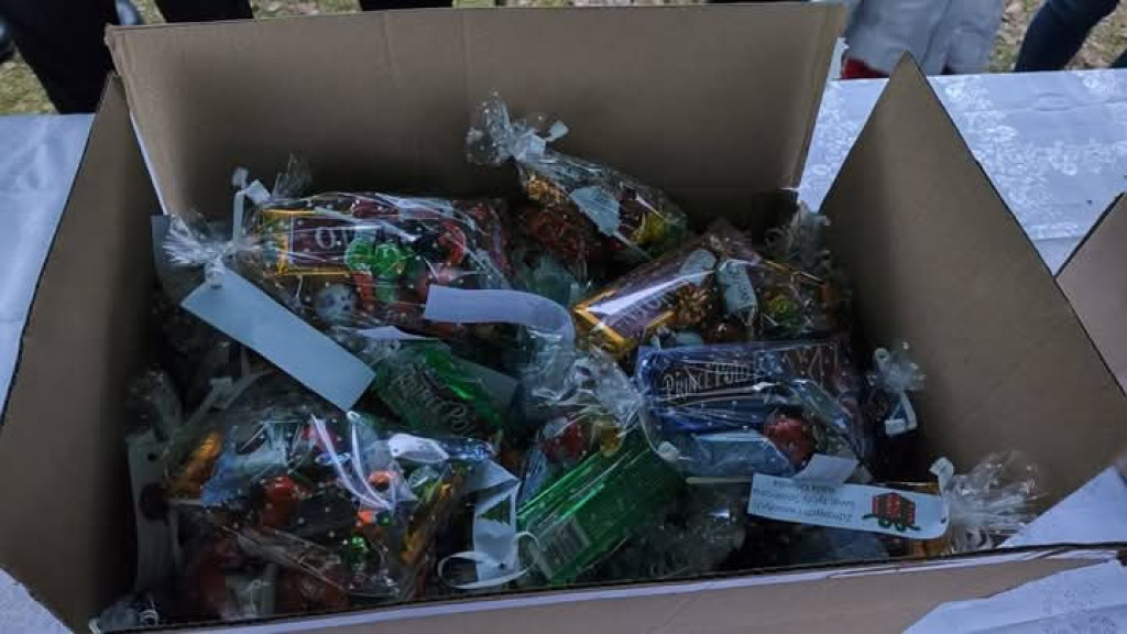 Strojenie choinki na osiedlowym skwerku seniora