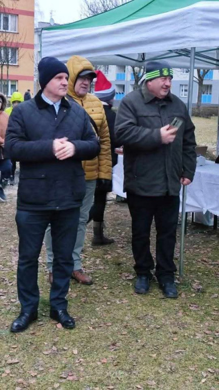 Strojenie choinki na osiedlowym skwerku seniora