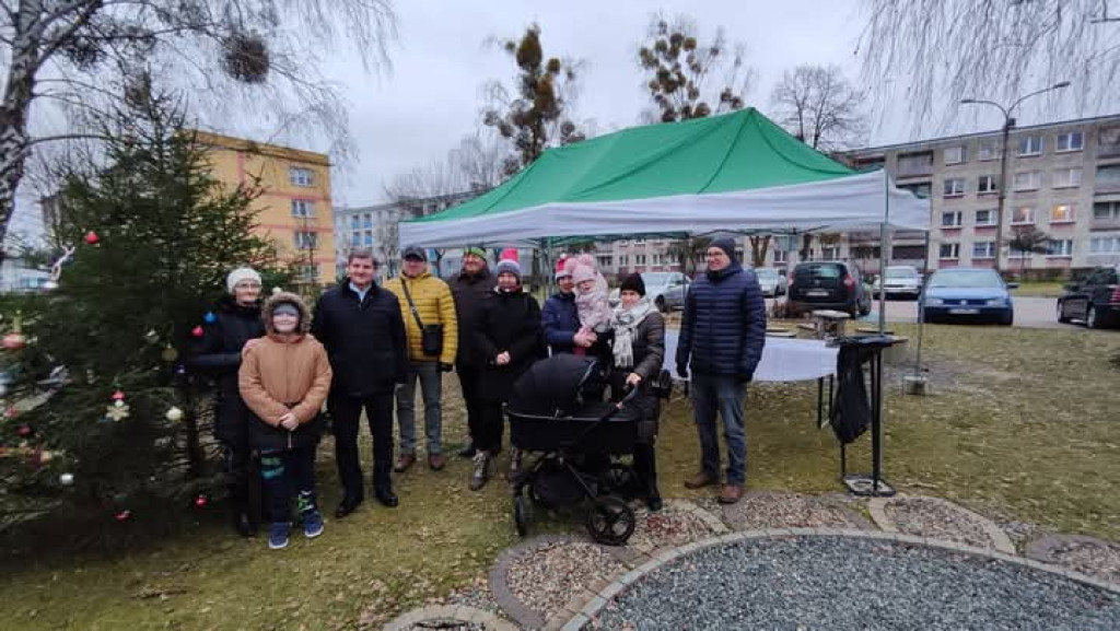 Strojenie choinki na osiedlowym skwerku seniora