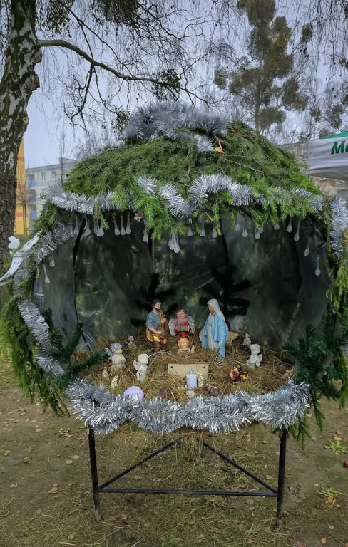 Strojenie choinki na osiedlowym skwerku seniora