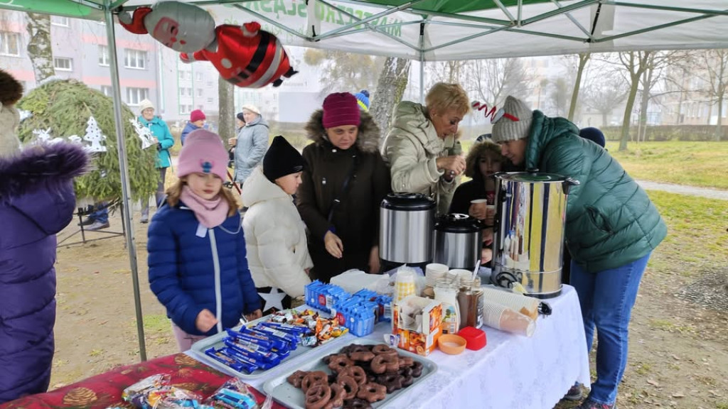Strojenie choinki na osiedlowym skwerku seniora