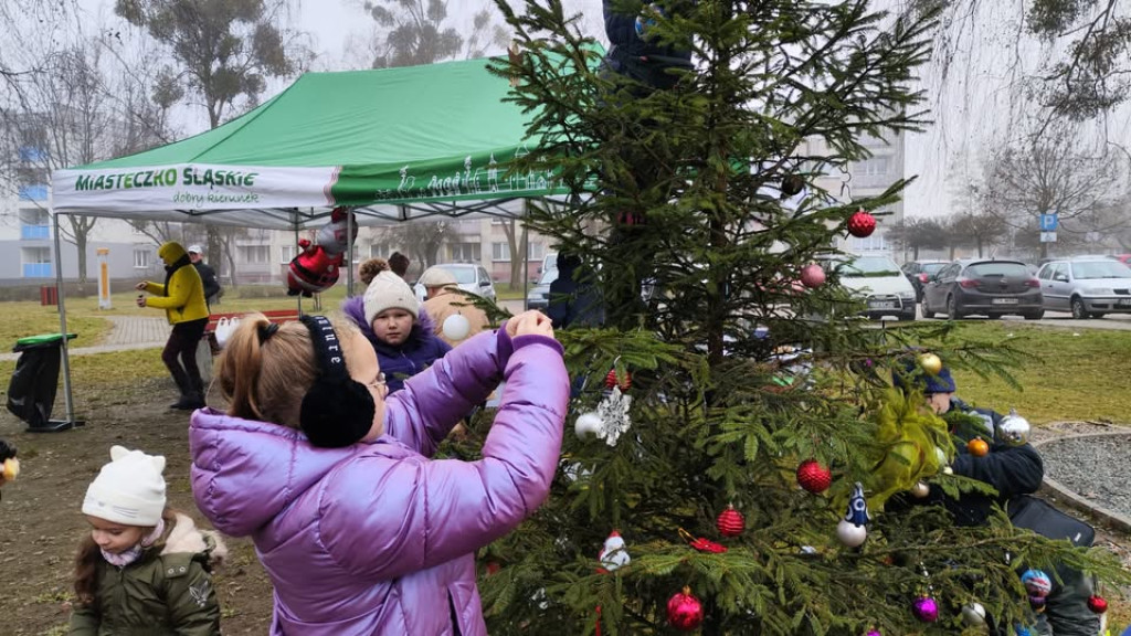 Strojenie choinki na osiedlowym skwerku seniora