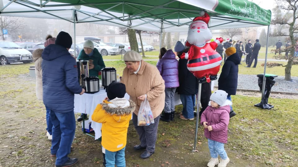 Strojenie choinki na osiedlowym skwerku seniora