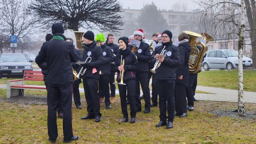 Strojenie choinki na osiedlowym skwerku seniora