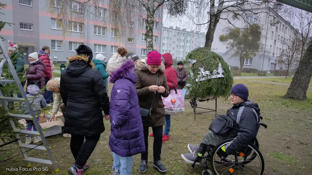 Strojenie choinki na osiedlowym skwerku seniora