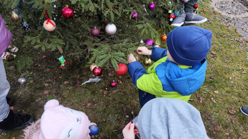 Strojenie choinki na osiedlowym skwerku seniora