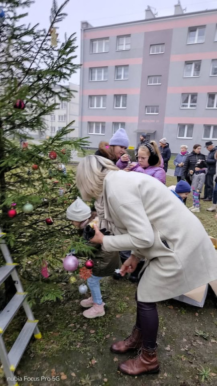 Strojenie choinki na osiedlowym skwerku seniora
