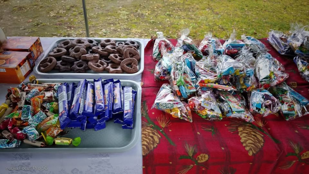 Strojenie choinki na osiedlowym skwerku seniora