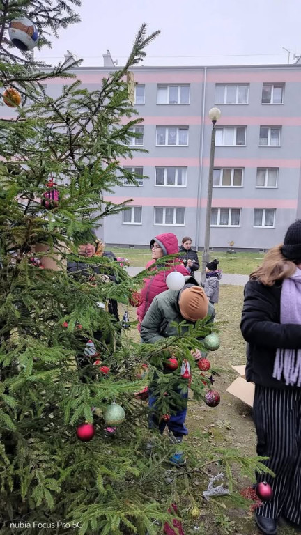 Strojenie choinki na osiedlowym skwerku seniora