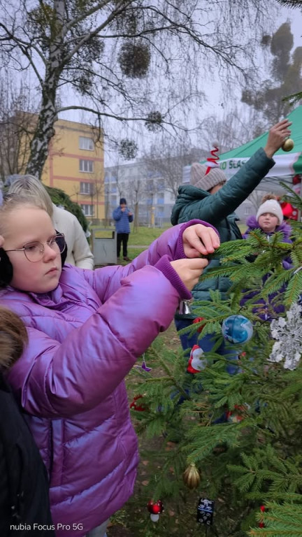 Strojenie choinki na osiedlowym skwerku seniora
