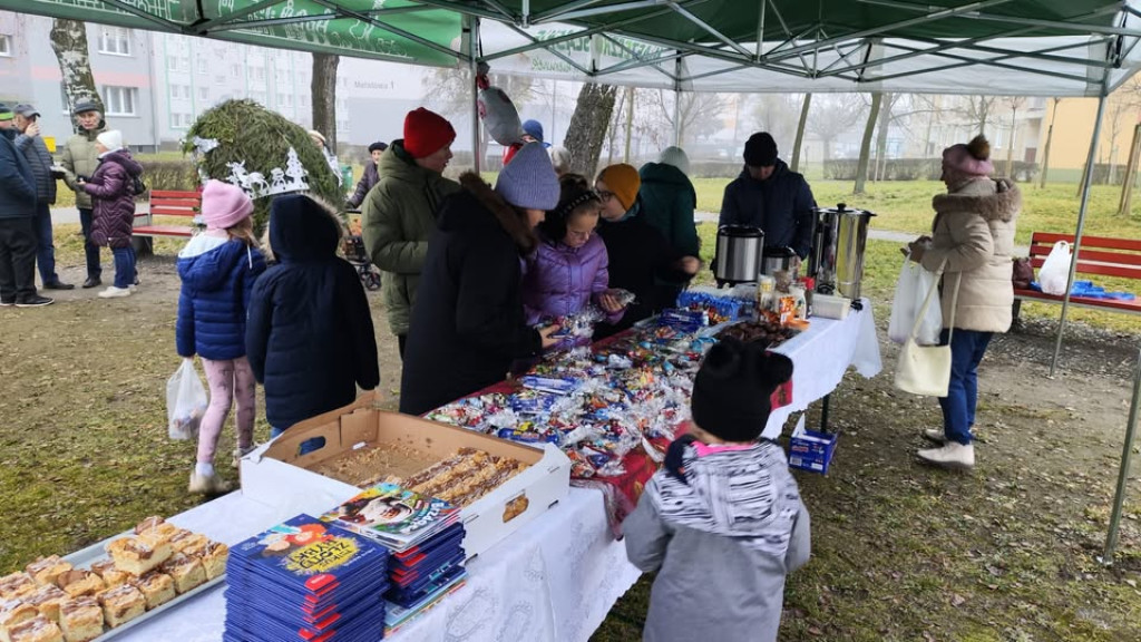 Strojenie choinki na osiedlowym skwerku seniora