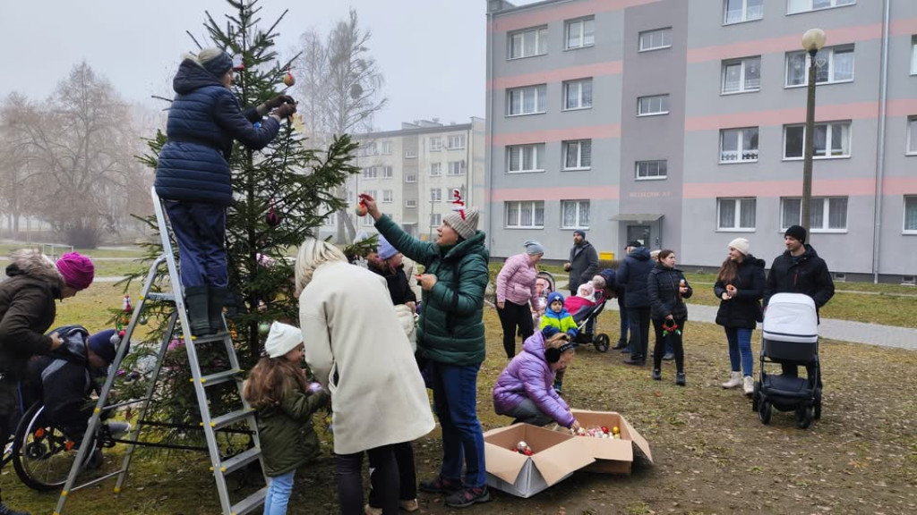 Strojenie choinki na osiedlowym skwerku seniora