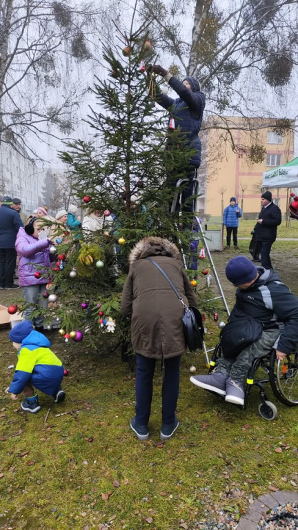 Strojenie choinki na osiedlowym skwerku seniora