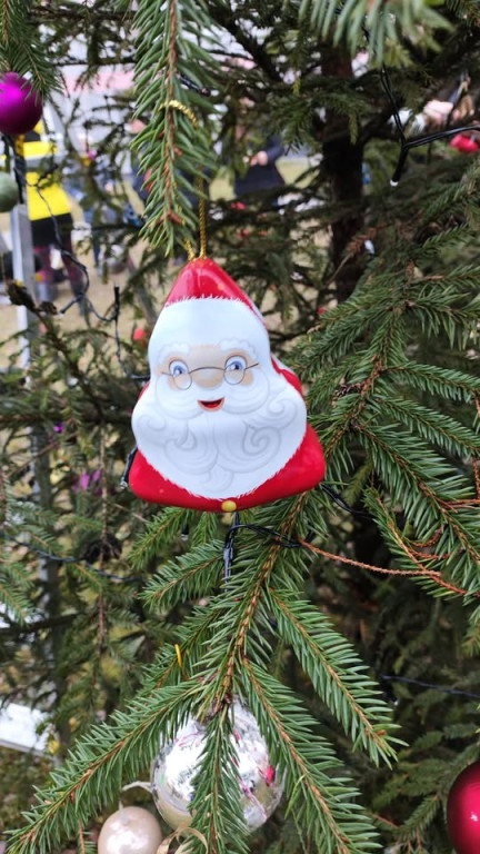 Strojenie choinki na osiedlowym skwerku seniora