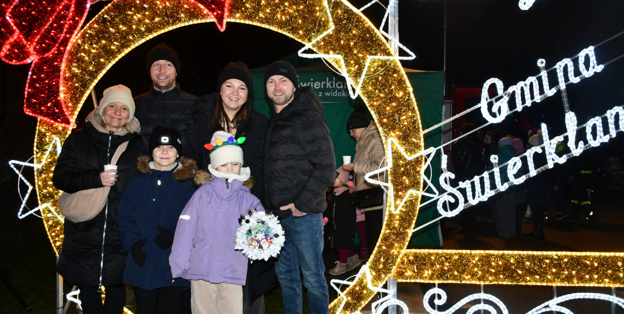 Dzieci i Mikołaj na drabinie. Strojenie choinki