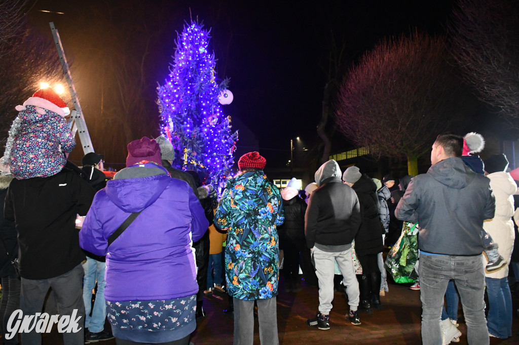 Dzieci i Mikołaj na drabinie. Strojenie choinki