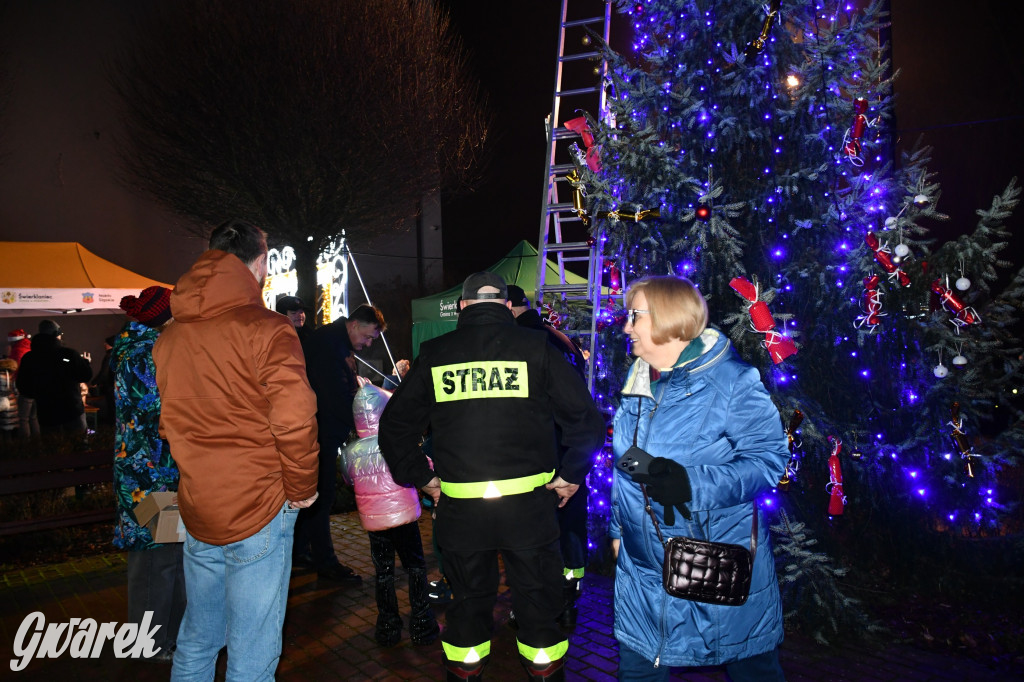 Dzieci i Mikołaj na drabinie. Strojenie choinki