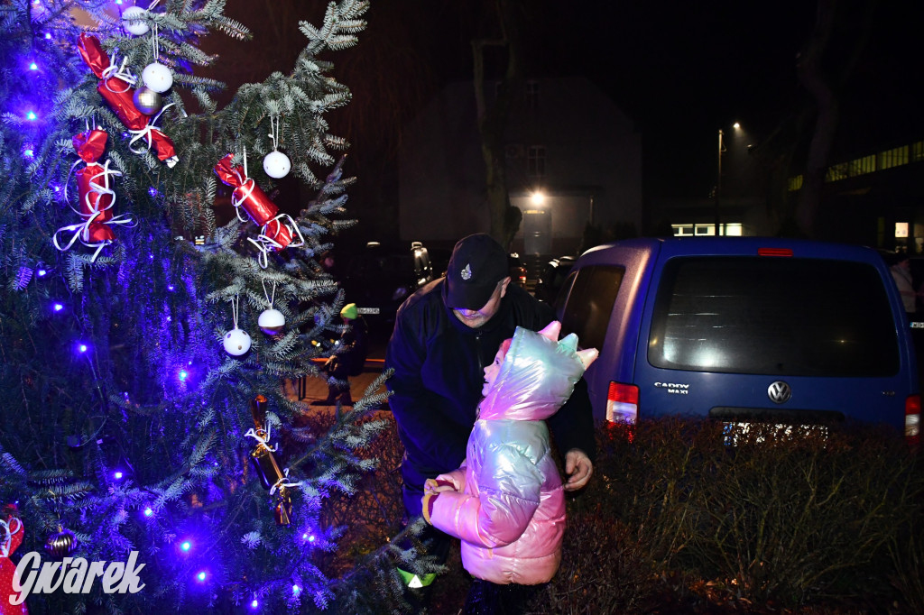 Dzieci i Mikołaj na drabinie. Strojenie choinki