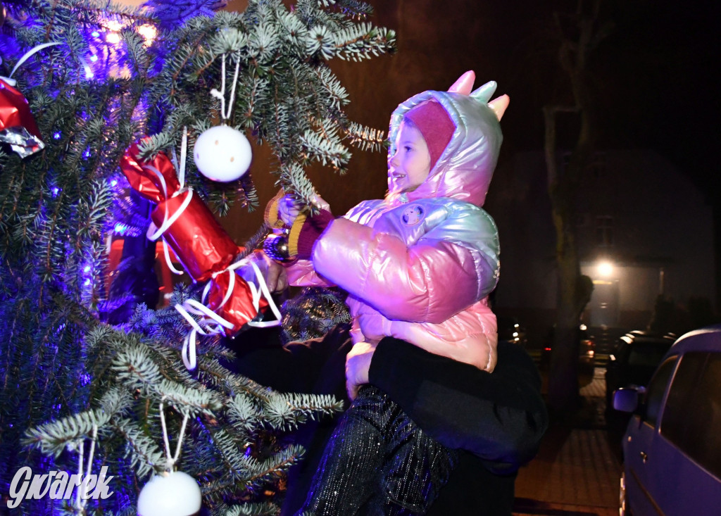 Dzieci i Mikołaj na drabinie. Strojenie choinki