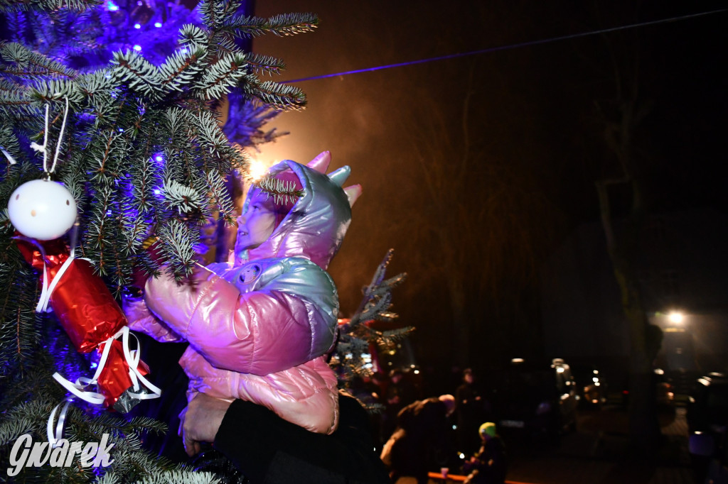 Dzieci i Mikołaj na drabinie. Strojenie choinki