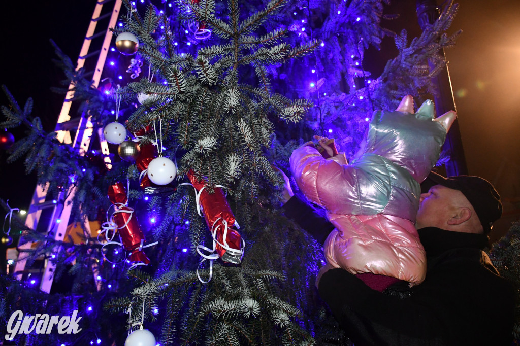 Dzieci i Mikołaj na drabinie. Strojenie choinki