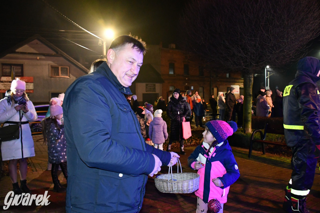 Dzieci i Mikołaj na drabinie. Strojenie choinki