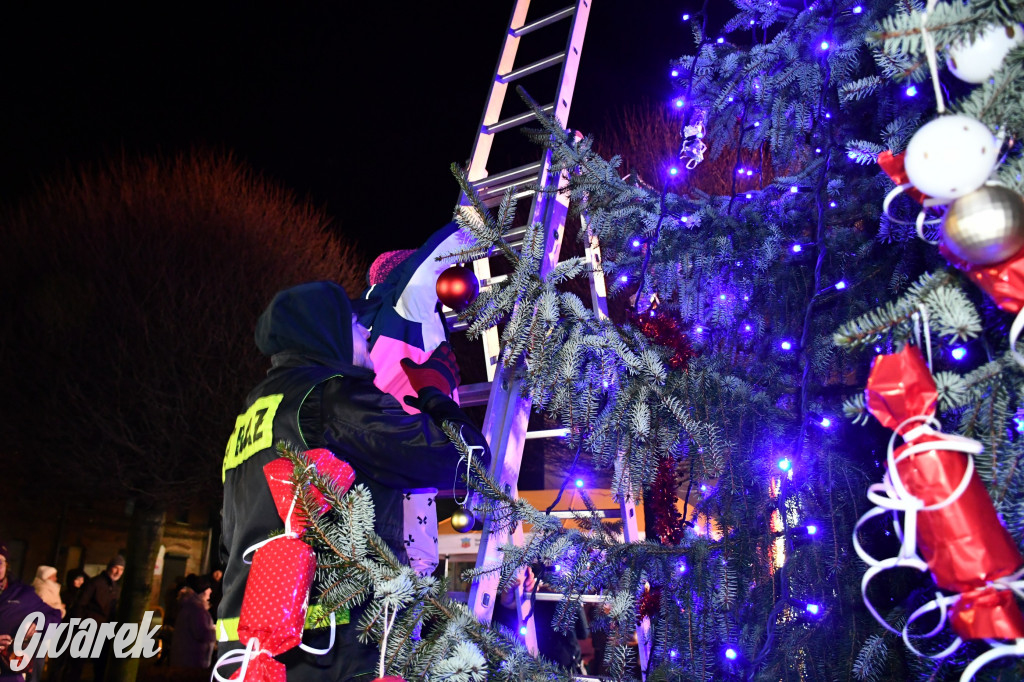 Dzieci i Mikołaj na drabinie. Strojenie choinki