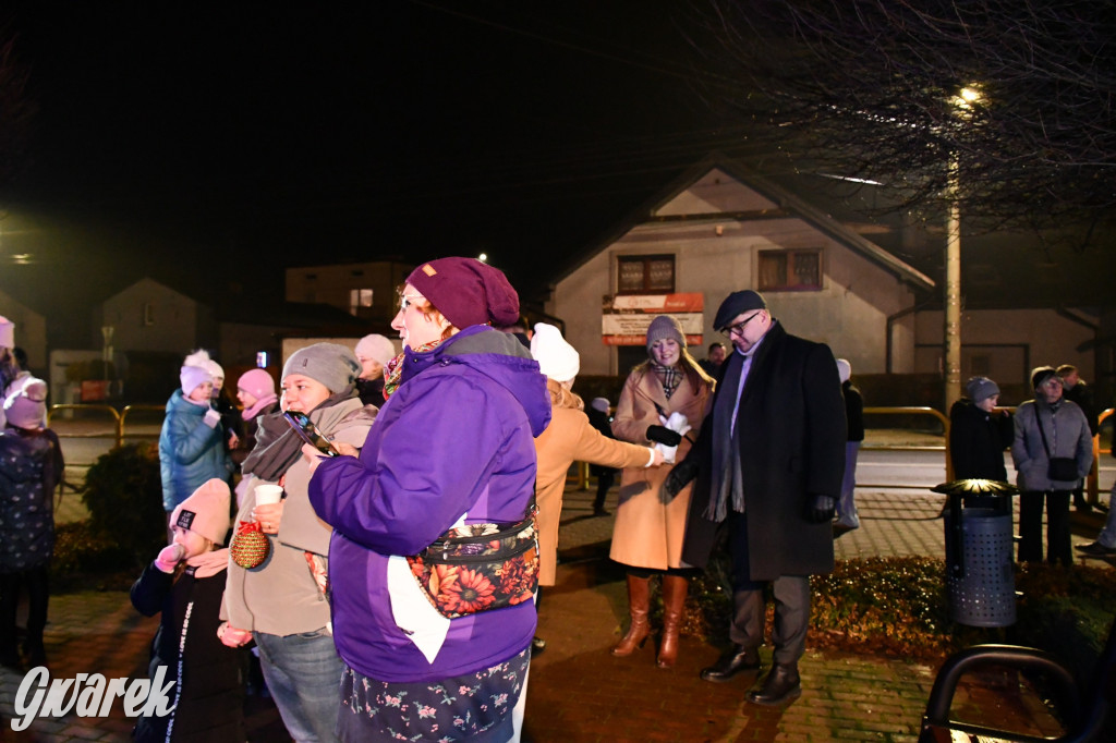 Dzieci i Mikołaj na drabinie. Strojenie choinki