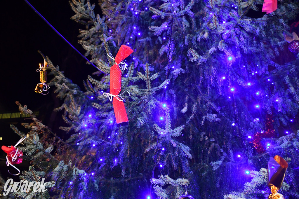 Dzieci i Mikołaj na drabinie. Strojenie choinki