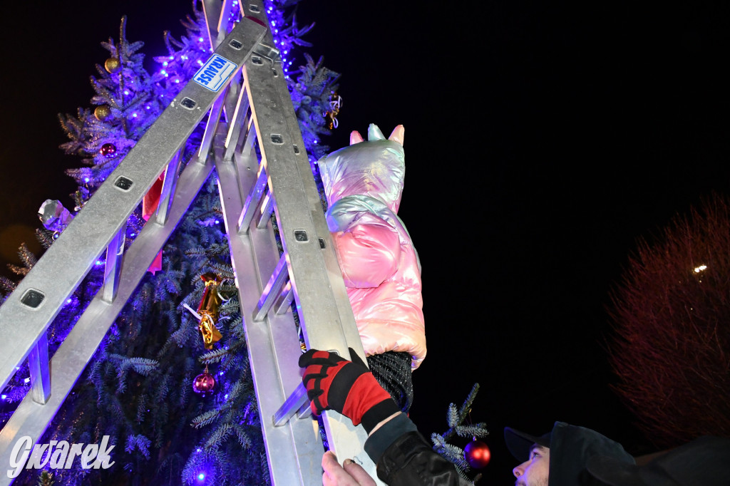 Dzieci i Mikołaj na drabinie. Strojenie choinki