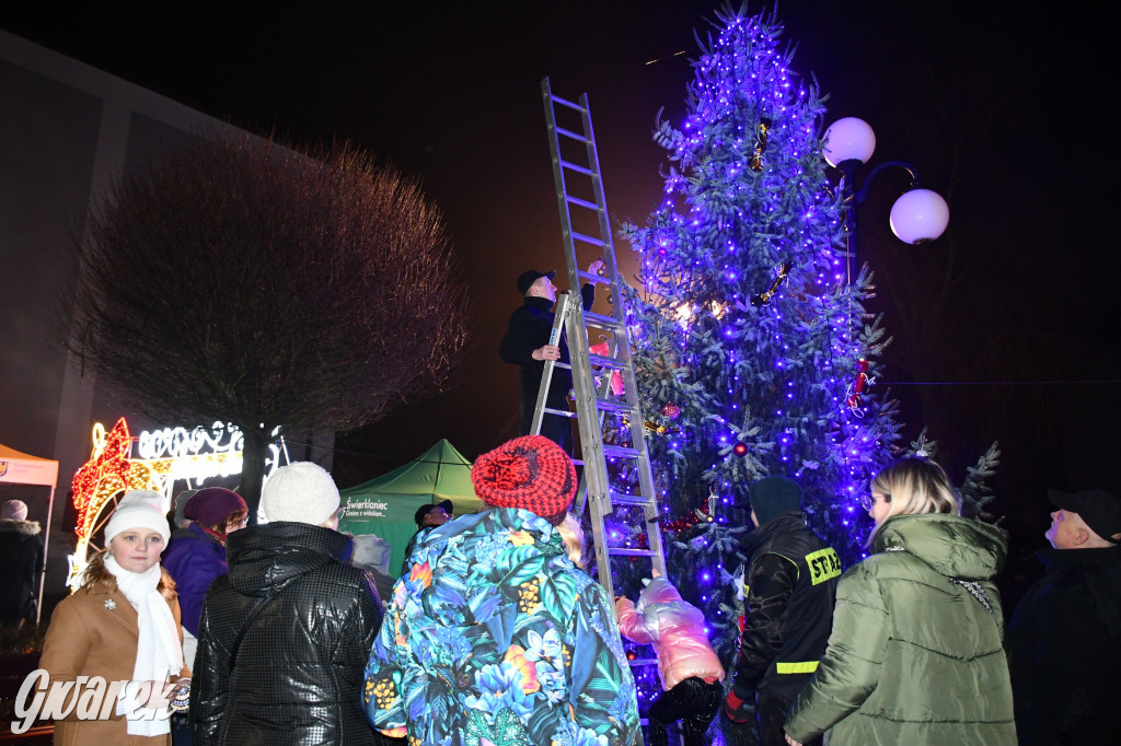 Dzieci i Mikołaj na drabinie. Strojenie choinki