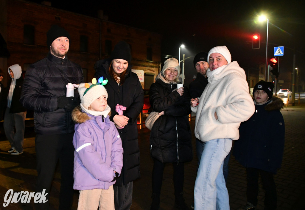 Dzieci i Mikołaj na drabinie. Strojenie choinki