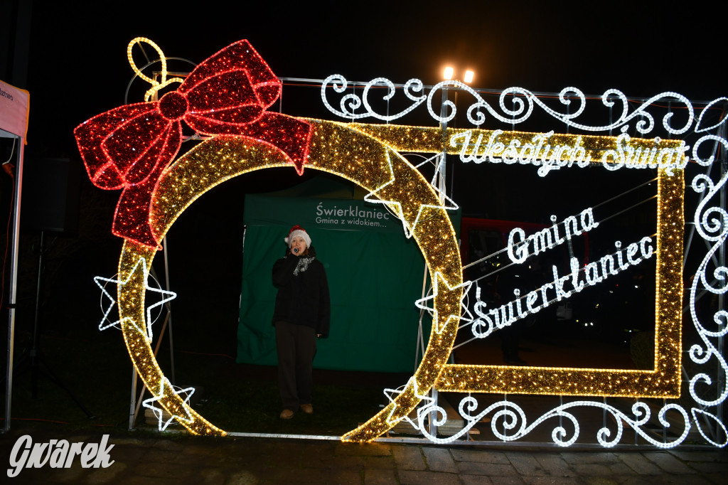 Dzieci i Mikołaj na drabinie. Strojenie choinki