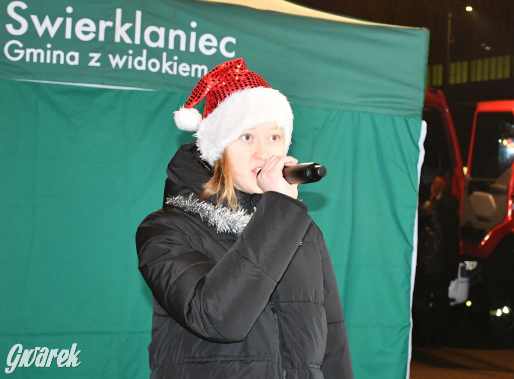 Dzieci i Mikołaj na drabinie. Strojenie choinki