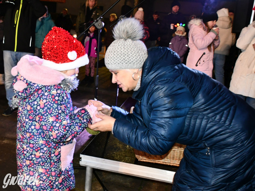 Dzieci i Mikołaj na drabinie. Strojenie choinki