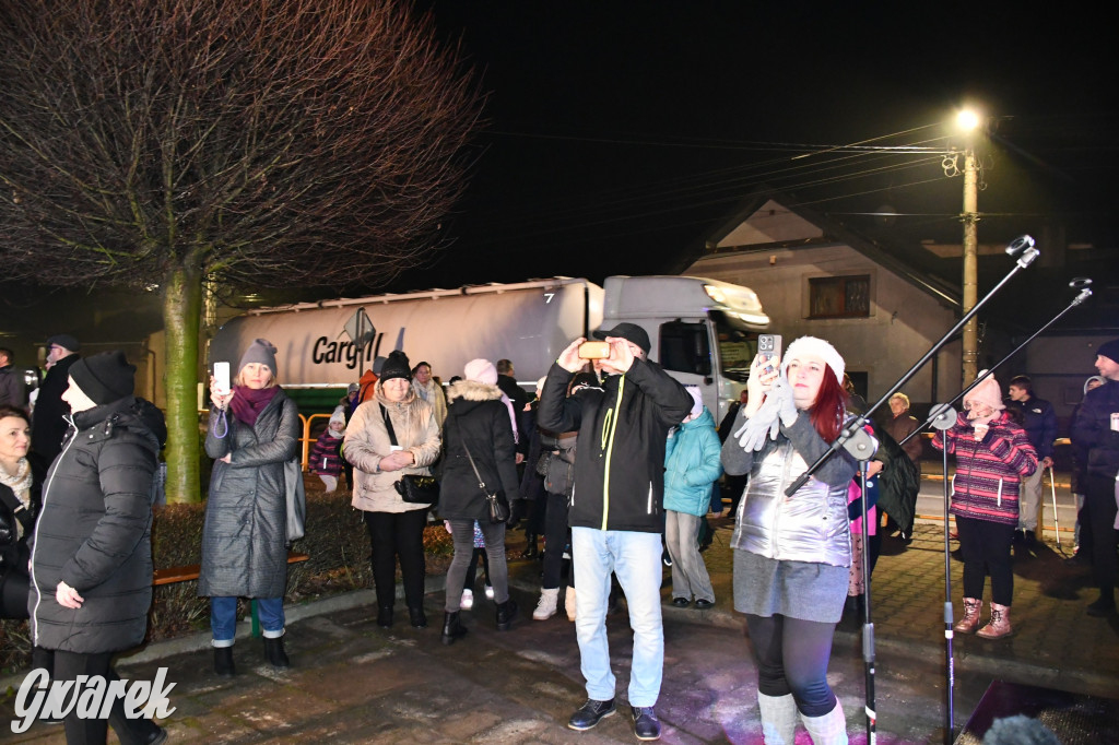 Dzieci i Mikołaj na drabinie. Strojenie choinki