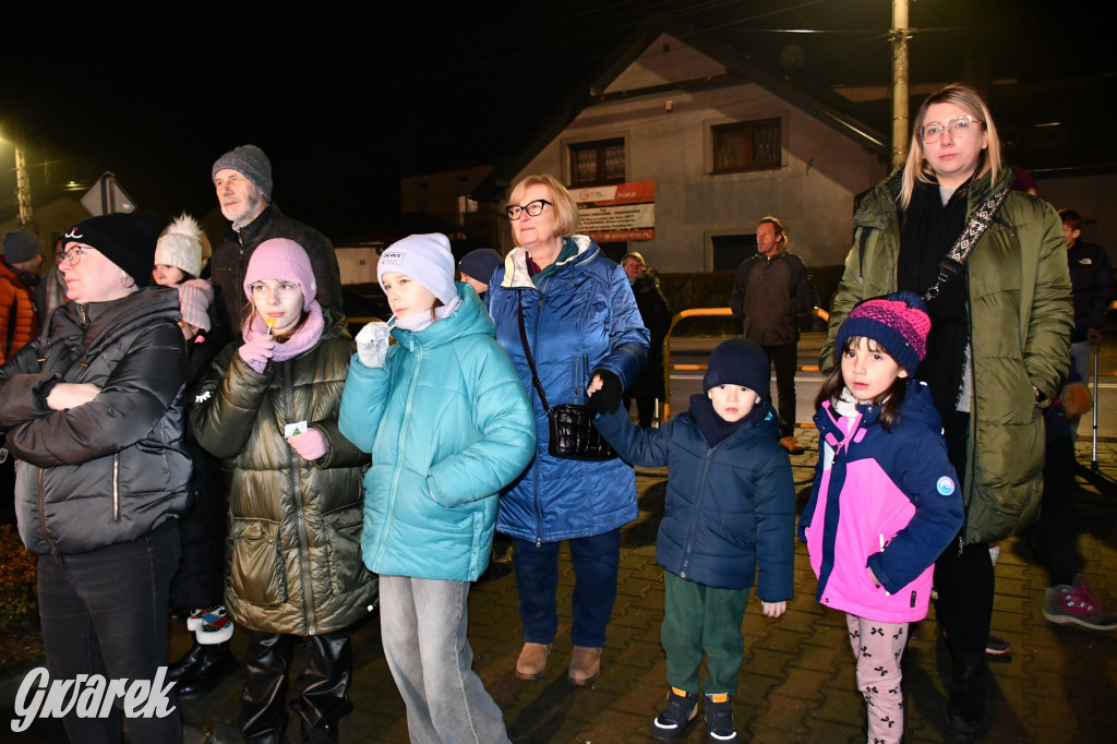 Dzieci i Mikołaj na drabinie. Strojenie choinki