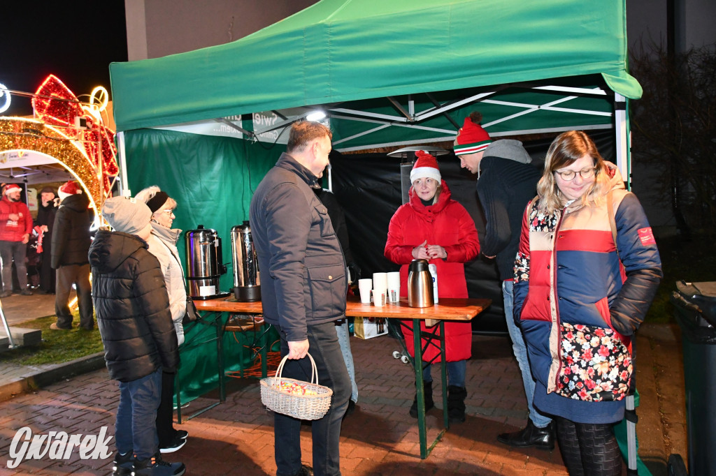 Dzieci i Mikołaj na drabinie. Strojenie choinki