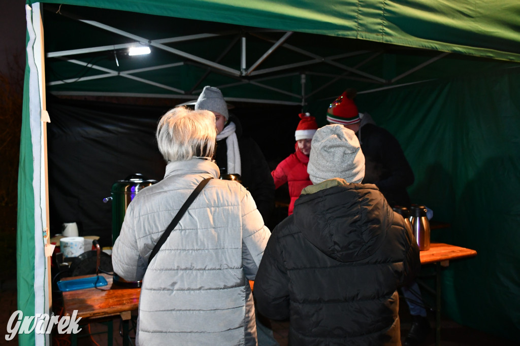 Dzieci i Mikołaj na drabinie. Strojenie choinki