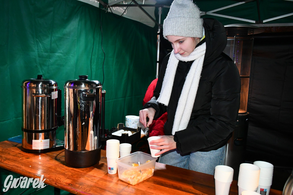 Dzieci i Mikołaj na drabinie. Strojenie choinki