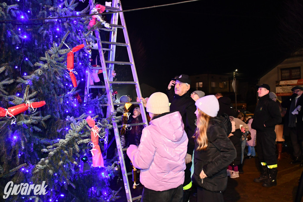 Dzieci i Mikołaj na drabinie. Strojenie choinki