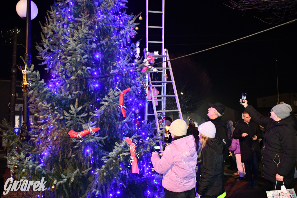 Dzieci i Mikołaj na drabinie. Strojenie choinki