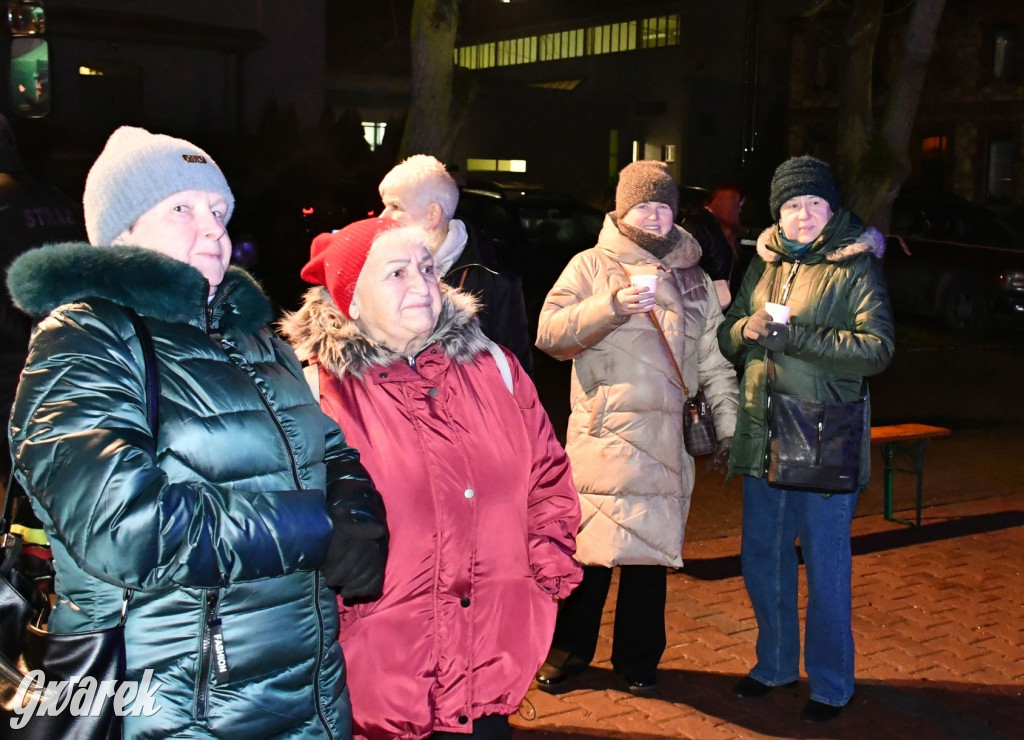Dzieci i Mikołaj na drabinie. Strojenie choinki