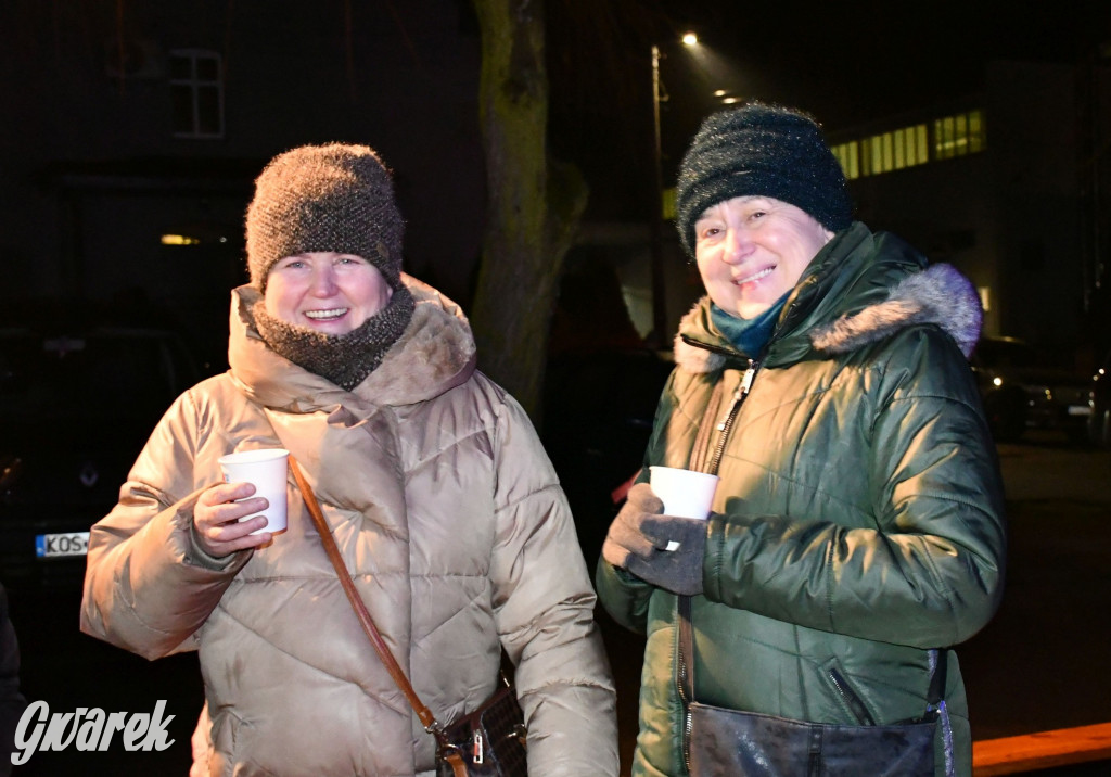Dzieci i Mikołaj na drabinie. Strojenie choinki