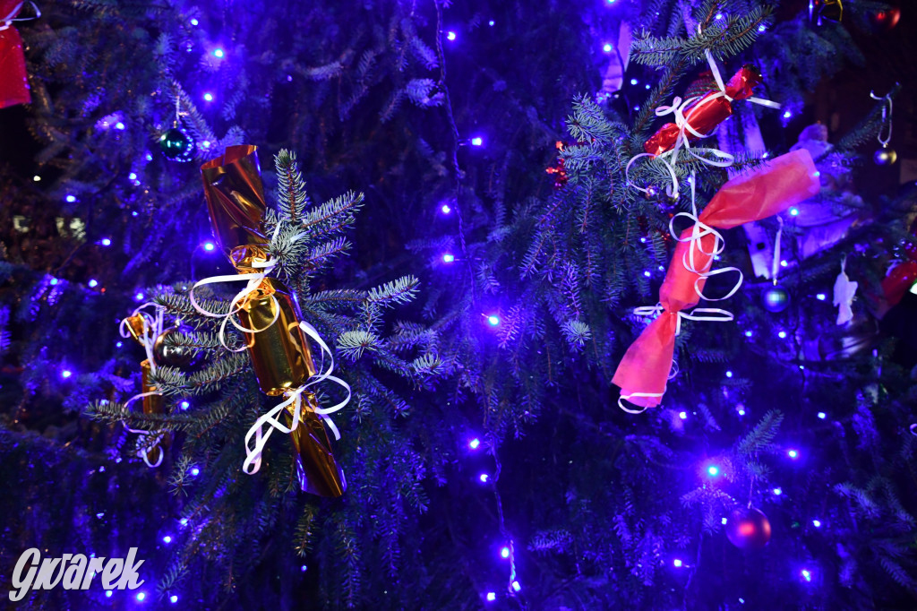 Dzieci i Mikołaj na drabinie. Strojenie choinki