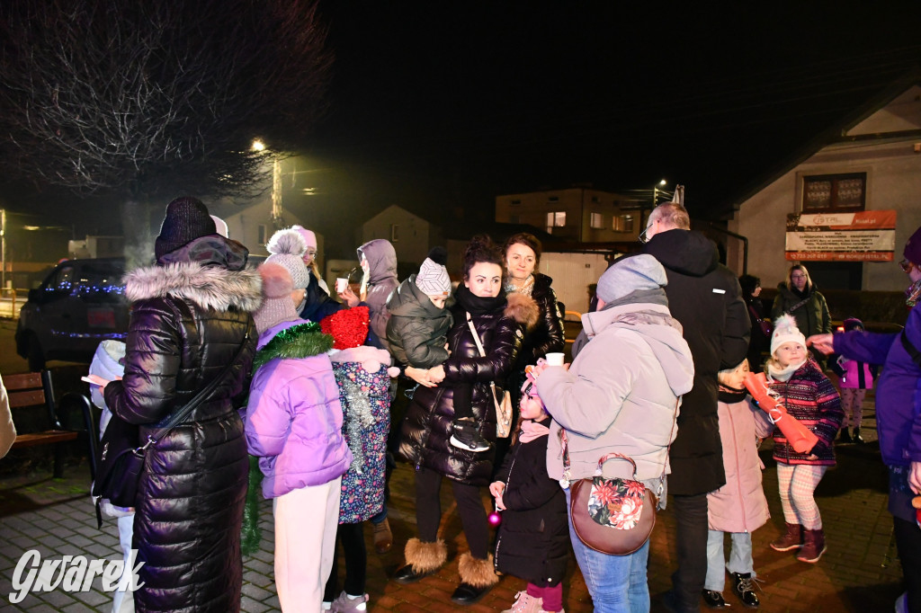 Dzieci i Mikołaj na drabinie. Strojenie choinki