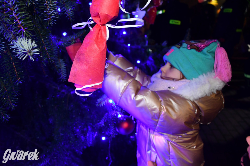 Dzieci i Mikołaj na drabinie. Strojenie choinki