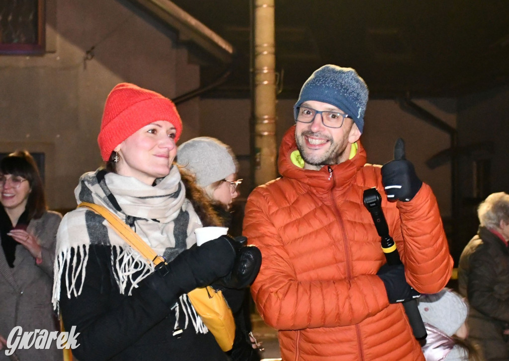 Dzieci i Mikołaj na drabinie. Strojenie choinki