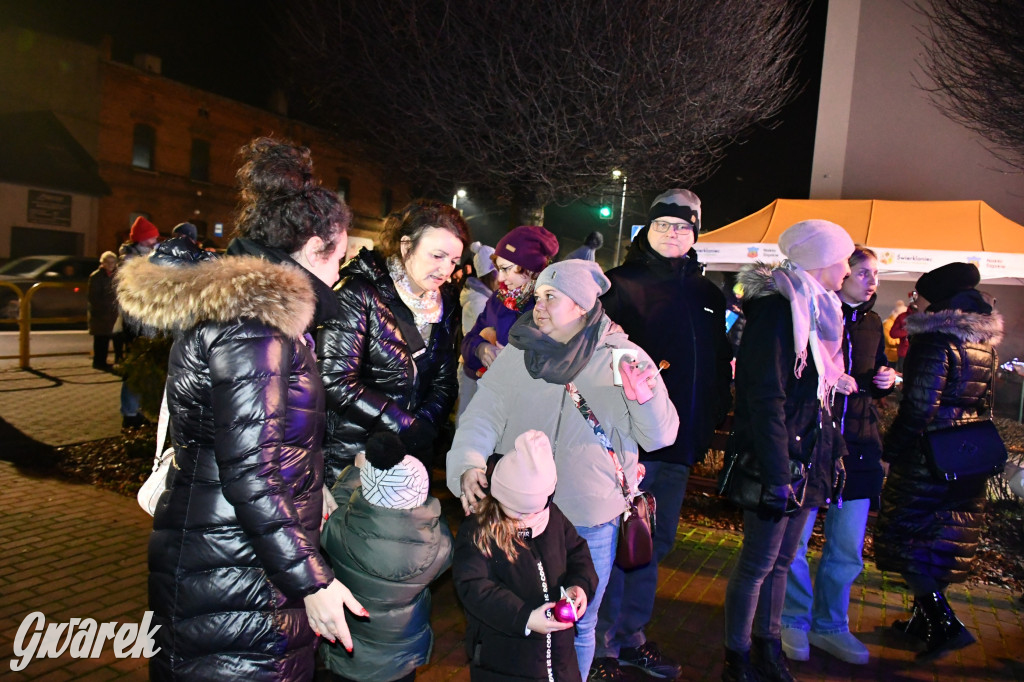 Dzieci i Mikołaj na drabinie. Strojenie choinki