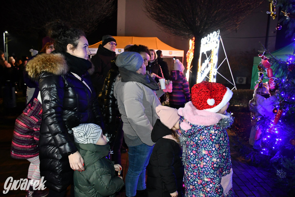 Dzieci i Mikołaj na drabinie. Strojenie choinki
